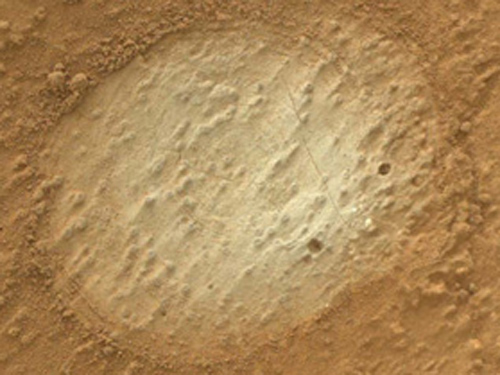 Curiosity đang thám hiểm những đồi thấp dưới chân một ngọn núi cao 5km gọi là núi Sharp. NASA cho biết xe tự hành này cũng phát hiện các đống đổ nát trong một thung lũng bị bùn lở cuốn qua trên núi Sharp.