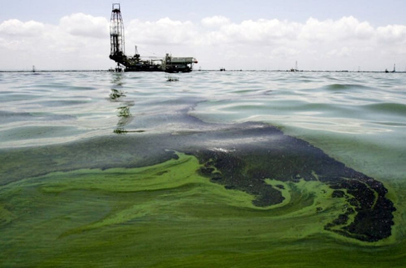 4. Sử dụng các chất phân tán dầu: Sự khuấy động tự nhiên của nước gây ra sự phân tán dầu. Nhưng quá trình tự nhiên này mất rất nhiều thời gian để dầu có thể được loại bỏ hoàn toàn khỏi bề mặt. Vì vậy để làm tăng nhanh quá trình phân tán của dầu, các chất phân tán dầu được nghiên cứu ra.