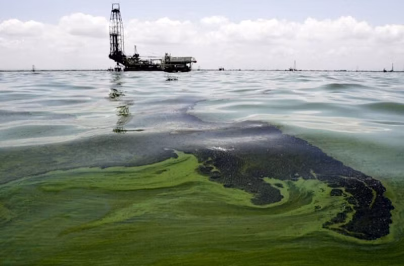 4. Sử dụng các chất phân tán dầu: Sự khuấy động tự nhiên của nước gây ra sự phân tán dầu. Nhưng quá trình tự nhiên này mất rất nhiều thời gian để dầu có thể được loại bỏ hoàn toàn khỏi bề mặt. Vì vậy để làm tăng nhanh quá trình phân tán của dầu, các chất phân tán dầu được nghiên cứu ra.