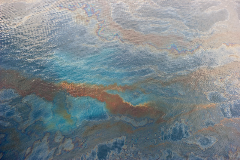 Chất phân tán dầu là hỗn hợp hóa chất surface-active thêm vào keo,để đẩy nhanh tiến độ, và để cải thiện việc tách hạt và để ngăn chặn chúng từ kết tụ lại với nhau.Các chất hoạt động bề mặt hóa học là các hợp chất amphiphilic, có thể làm giảm sức căng bề mặt và giao thoa bằng cách tích lũy ở bề mặt của chất lỏng không thể ăn mòn được, và tăng tính hòa tan và tính di động của hợp chất hữu cơ kỵ nước hoặc không hòa tan.