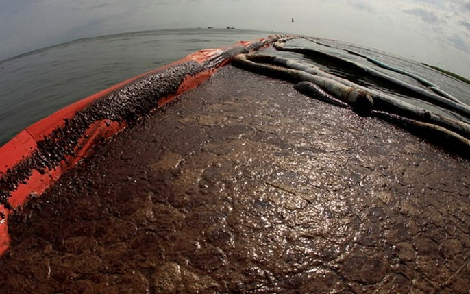 2. Sử dụng Sorbents (chất hấp thụ dầu): Sorbens có nghĩa là các vật liệu hấp thu dầu được đặt trên bề mặt của khu vực bị ảnh hưởng tràn. Các chất hấp thụ này hút và hấp thụ dầu từ trên bề mặt của nước. Chúng nổi trên bề mặt nước, không hấp thụ nước nhưng hấp thụ dầu rất mạnh.