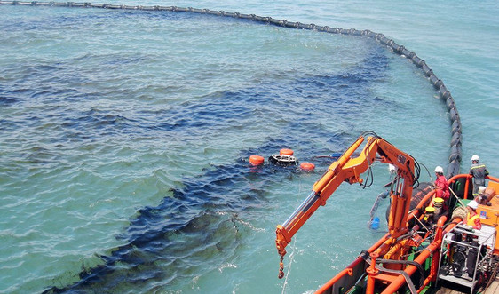 5. Skimming: Như tên cho thấy, Skimming liên quan đến việc loại bỏ các sự cố tràn dầu với sự giúp đỡ của các công cụ và thiết bị từ bề mặt của nước. Khía cạnh quan trọng nhất cần lưu ý rằng các loại dầu nhẹ hơn nước và có thể được tách và loại bỏ khỏi nước. Điều này là do mật độ của dầu sẽ có xu hướng nhẹ hơn mật độ của nước.