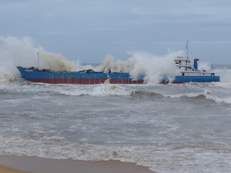 Phương án mà chủ tàu Hoàng Gia 46 đã trình đó là đơn vị trục vớt dầu sẽ thả phao quanh tàu mắc cạn, không cho dầu rò rỉ ra ngoài, sau đó các thợ lặn và kỹ sư sẽ khảo sát để lắp ráp hệ thống ống bơm hút dầu để đưa vào bờ. (Ảnh: Công an nhân dân)