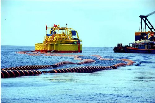 Trong lịch sử thế giới cũng từng chứng kiến nhiều vụ tràn dầu ra biển gây hậu quả nghiêm trọng. Để khắc phục sự cố này, chính phủ các nước, các tổ chức và đội cứu hộ đã sử dụng rất nhiều phương pháp khác nhau nhằm dọn sách dầu tràn trên biển. Cùng điểm lại một số phương pháp hiệu quả từng được các quốc gia sử dụng. 1. Sử dụng booms (phao quây dầu): Phao quây dầu là một phương pháp rất phổ biến trong việc kiểm soát sự cố tràn dầu. Có nhiều loại phao quây dầu đã được thiết kế cho các khu vực khác nhau, nơi sự cố tràn dầu có thể xảy ra.