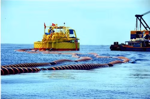 Trong lịch sử thế giới cũng từng chứng kiến nhiều vụ tràn dầu ra biển gây hậu quả nghiêm trọng. Để khắc phục sự cố này, chính phủ các nước, các tổ chức và đội cứu hộ đã sử dụng rất nhiều phương pháp khác nhau nhằm dọn sách dầu tràn trên biển. Cùng điểm lại một số phương pháp hiệu quả từng được các quốc gia sử dụng. 1. Sử dụng booms (phao quây dầu): Phao quây dầu là một phương pháp rất phổ biến trong việc kiểm soát sự cố tràn dầu. Có nhiều loại phao quây dầu đã được thiết kế cho các khu vực khác nhau, nơi sự cố tràn dầu có thể xảy ra.