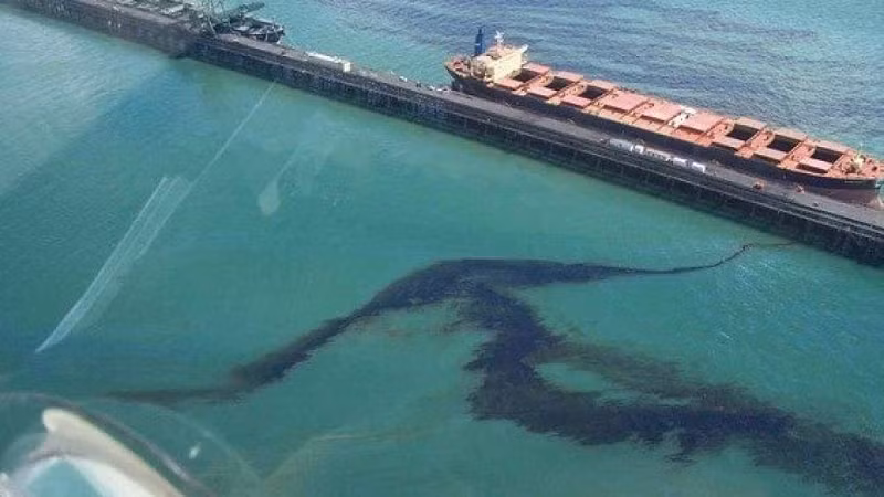 6. Sử dụng nước nóng và lực lượng lớn: Trong phương pháp này, lực lượng lớn của nước nóng được sử dụng để đẩy dầu tràn trở lại vào trong nước ( sử dụng khi dầu dạt vào bờ biển). Sau đó, với sự giúp đỡ của các công cụ và thiết bị lướt, hoạt động dọn dẹp tràn dầu diễn ra.