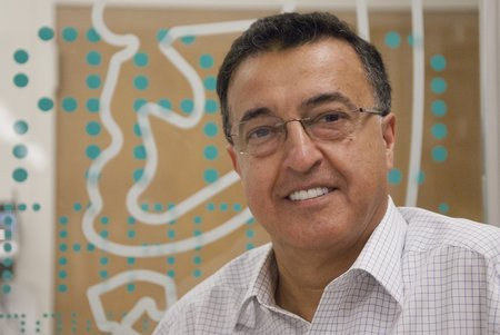 Thí nghiệm của Vinci được phát hiện lần đầu tiên bởi Mory Gharib, giáo sư hàng không học và kỹ thuật y khoa, trong Codex Arundel, bộ sưu tập các bản thảo của Vinci về khoa học, nghệ thuật và chủ đề cá nhân. Đầu năm 2017, trong lúc tìm hiểu kỹ thuật hiển thị dòng của Da Vinci để thảo luận với sinh viên cao học, Gharib chú ý tới một loạt bản thảo vẽ những tam giác tạo bởi hạt giống hạt cát đổ ra từ hũ.