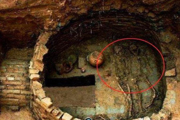 Tuy nhiên, trong quá trình khai quật các nhà khảo cổ tiếp tục tìm thấy rất nhiều những hố sâu như có dấu hiệu bị xâm nhập. Cuộc khai quật tiếp tục được tiến hành cho đến phần cuối của ngôi mộ với hy vọng sẽ tìm kiếm được điều bất ngờ gì đó.