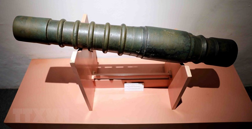 Súng thần công được sử dụng ở Đại Việt từ cuối thời Trần, khoảng cuối thế kỷ XIV. Công nghệ đúc súng của Đại Việt và sau này là Đại Nam đã đạt đến trình độ cao. Các bộ sưu tập thời Lê ngày nay được biết đến chủ yếu có niên đại thời Lê trung hưng, là loại hình súng nhỏ (còn được gọi là súng lệnh), hiếm có loại súng lớn. (Ảnh: TTXVN)