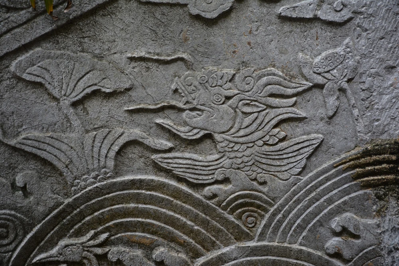 Trong đầm còn có uyên ương bơi lội trên sóng nước, các cụm sóng có tạo nổi sóng bạc ba ngọn. Nổi trên các con sóng là đồ án nụ - hoa - lá sen, trên đỉnh là cụm mây. Không gian nơi này trở thành một di tích “kép” cho cả hai thời đại: Điện Kính Thiên của Hoàng thành Thăng Long xưa và Bộ Tổng Chỉ huy Quân đội nhân dân Việt Nam - di tích lịch sử quan trọng của lịch sử hiện đại Việt Nam. (Ảnh: Tiền phong)