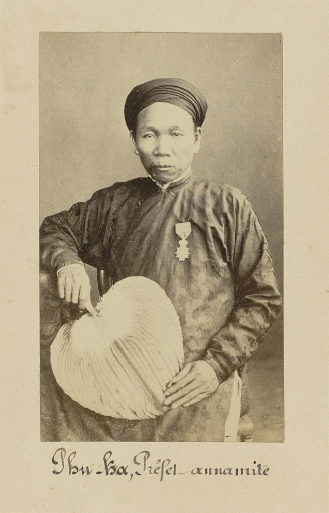 Chân dung một người giàu có ở Việt Nam hơn 100 năm trước trong trang phục áo dài khăn đóng đen truyền thống. Trang phục, và các phụ kiện khác cho thấy đẳng cấp của ông ta trong xã hội.