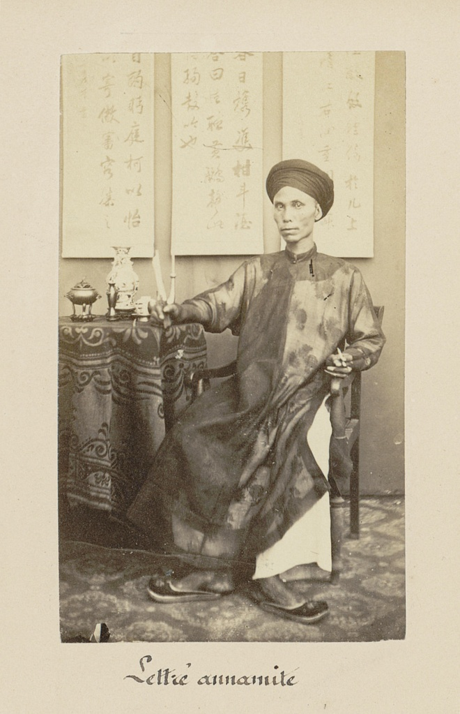 Chân dung một học giả mặc khăn xếp truyền thống của Bắc Kỳ. Trang phục và những tấm thư pháp ở phía sau, khẳng định phần nào về địa vị của của ông ta.