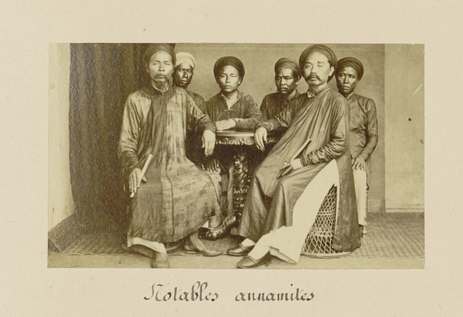 Chân dung sáu vị chức sắc mặc áo dài. Áo dài của nhân vật bên trái, phía trước có trang trí hoa văn (chữ Nho).