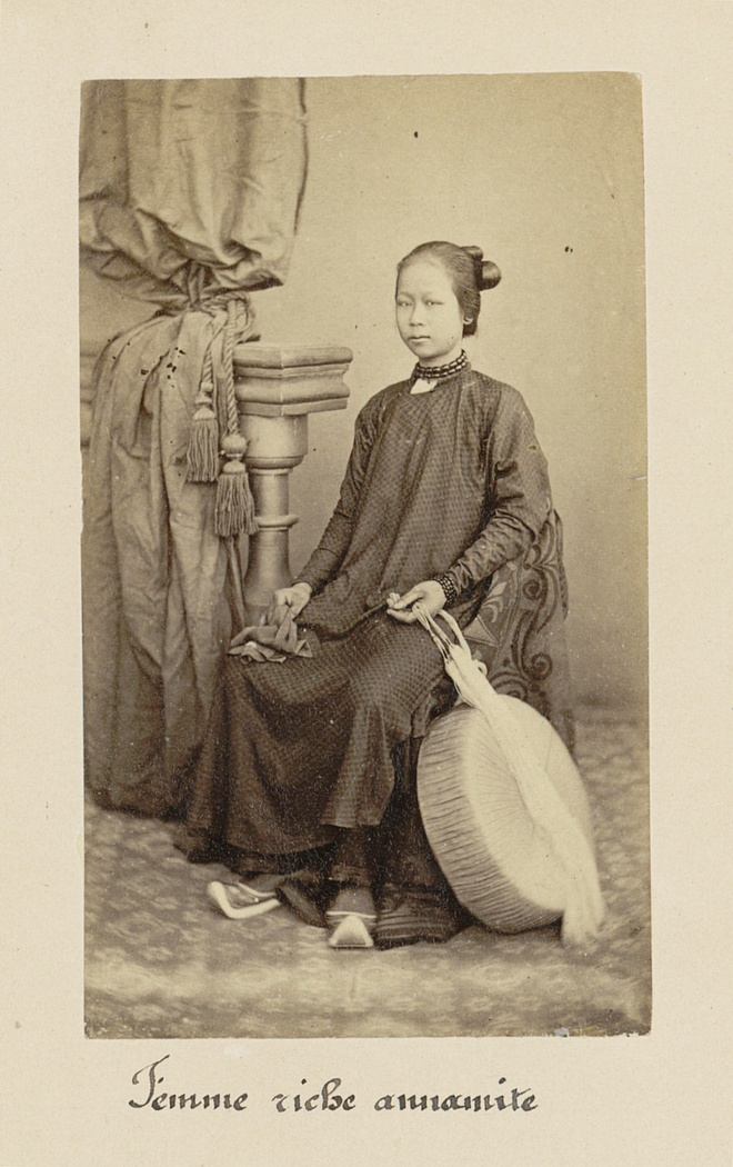 Bức ảnh này có tên: "Người phụ nữ An Nam giàu có". Sự giàu có của cô được thể qua trang phục và những nữ trang đi kèm.