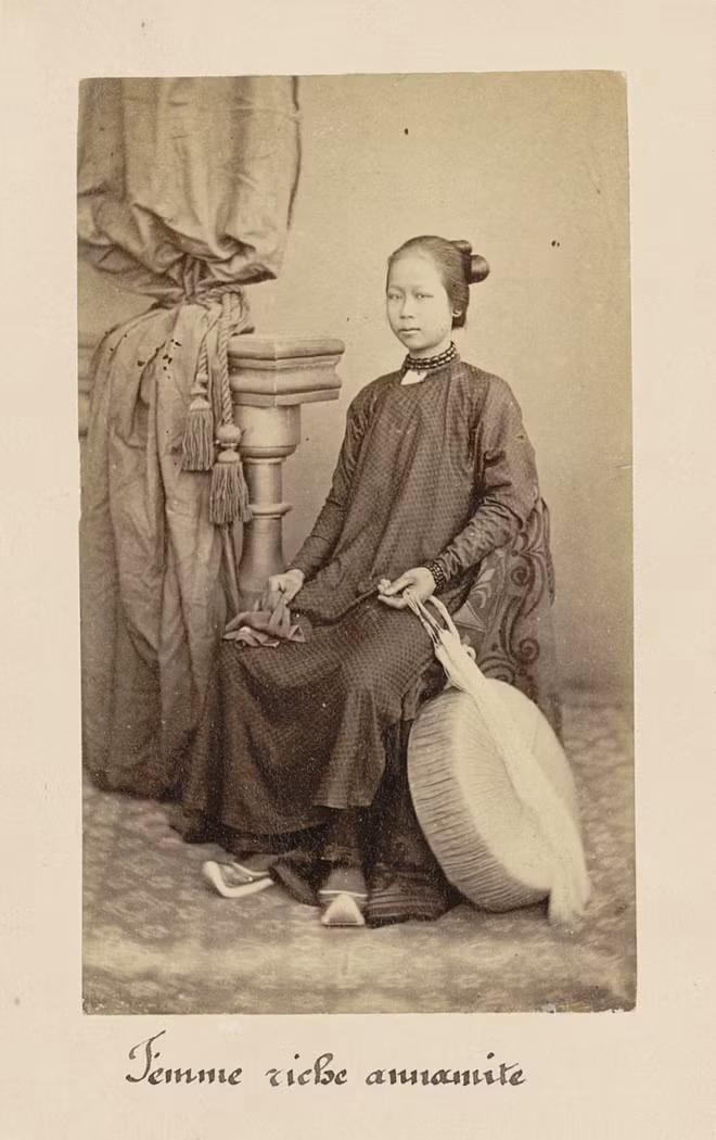 Bức ảnh này có tên: "Người phụ nữ An Nam giàu có". Sự giàu có của cô được thể qua trang phục và những nữ trang đi kèm.