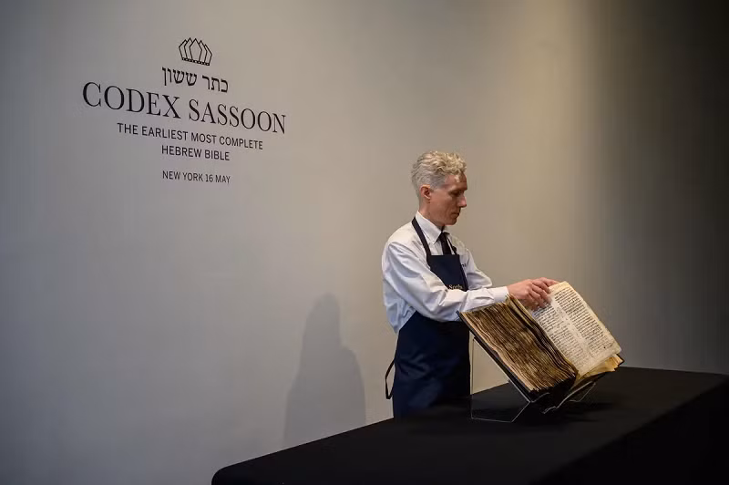Cuốn Kinh Thánh Codex Sassoon sẽ được trưng bày ở London (Anh), Jerusalem (Israel) và Mỹ trước khi được bán đấu giá vào tháng 5/2023.