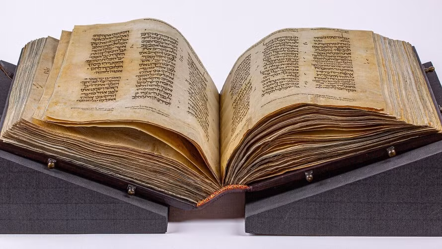 Cuốn Codex Sassoon được xem là “cầu nối” quan trọng giữa Các cuộn sách Biển Chết (Dead Sea Scrolls) có từ thế kỷ thứ III trước Công nguyên với Kinh Thánh Do Thái hiện đại. Codex Sassoon là một trong hai bản thảo chứa toàn bộ nội dung của 24 cuốn sách Kinh Thánh tiếng Do Thái còn tồn tại đến ngày nay.