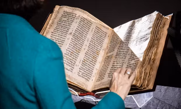 Cuốn Kinh Thánh Codex Sassoon bao gồm 792 trang giấy làm từ da động vật, nặng khoảng 12kg (26,5 pound), được Sotheby's mô tả là một "sản phẩm xa hoa mà chỉ những người giàu có nhất mới có thể mua được."