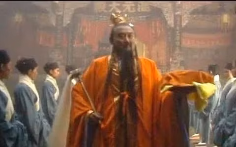 Sau 1 hồi náo loạn Trấn Nguyên đại tiên liền phất tay áo thần, trong chốc lát gió thổi bão tố thu hết 4 thầy trò Đường Tăng vào trong ống tay tên gọi Càn khôn. Mặc cho Tôn Ngộ Không có giở chiêu trò như thế nào cũng không thể thoát khỏi tay áo thần của vị địa tiên siêu phàm này.