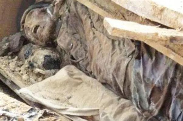 Kinh ngạc thay, một vách đá sâu khoảng 7 mét xuất hiện ở điểm cuối ngôi mộ, nơi được cho là địa điểm đặt quan tài. Chỉ cần xảy ra một sơ xuất nhỏ, ngay lập tức bạn sẽ bị rơi vào chiếc hố tử thần này. Các chuyên gia cho rằng đây là một "lưu sa mộ” - ngôi mộ có dòng chảy cát điển hình.