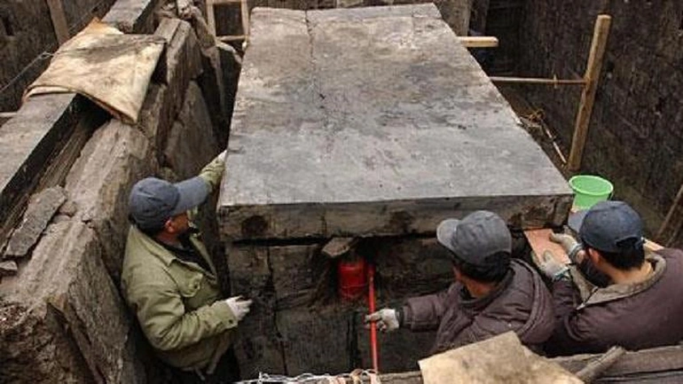 Có rất nhiều di vật văn hóa mang giá trị nghiên cứu cao được tìm thấy bên trong lăng mộ và hầu như đều giữ trạng thái nguyên vẹn.