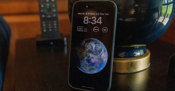 Gurman cho biết Apple sẽ phân biệt các điện thoại trong dòng iPhone 15 "bằng nhiều loại vật liệu, bộ vi xử lý và máy ảnh". iPhone 15 Pro Max sẽ có ống kính tele Periscope, ống kính đầu tiên loại này trên iPhone. Tuy nhiên vẫn còn quá sớm để biết được iPhone 16 Ultra sẽ có những tính năng độc quyền nào.