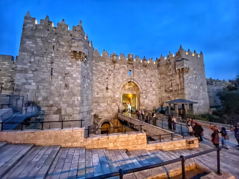 Theo báo cáo, bức tường hào được thành lập trên một nền đá đang bị phân hủy, vì vậy có thể thấy rõ sự đổ nát và tách rời.