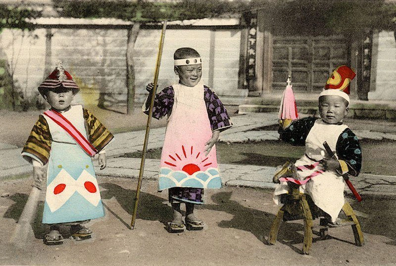 Ba cậu bé ăn mặc như samurai được chụp vào đầu những năm 1900.