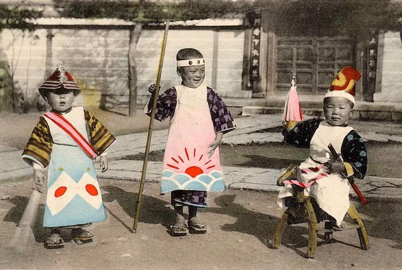 Ba cậu bé ăn mặc như samurai được chụp vào đầu những năm 1900.