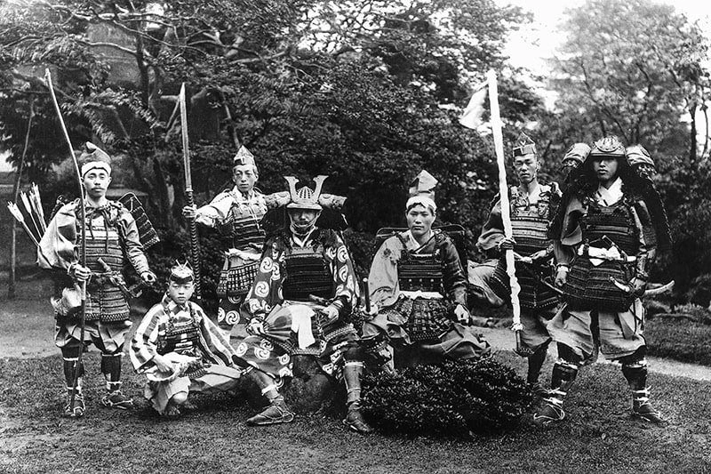 Một nhóm các samurai hùng mạnh vào những năm 1800. Trong thời kỳ Edo (1603-1868), các samurai chiếm khoảng 5% dân số và là nhóm đứng ở vị trí cao nhất trong hệ thống đẳng cấp xã hội. Họ sống trong lâu đài, nơi được trang trí bằng thơ ca, thư pháp,...làm nổi bật lên vai trò quan trọng của họ trong xã hội.