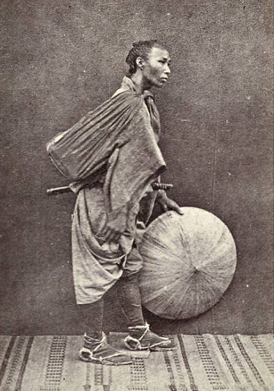 Chân dung của Samurai vô minh (Rōnin) tại Yokohama, khoảng năm 1867. Chân dung này được thực hiện vào đầu thập niên 1870 bởi nhiếp ảnh gia Yokohama Shimooka Renjō, minh hoạ số phận của nhiều samurai khi chính phủ mới cướp đi địa vị và đặc quyền của họ. Một số Samurai phải làm các công việc thấp hèn, số khác thì lang thang khắp nơi, thậm chí có người phải cho thuê kiếm của mình để kiếm tiền.