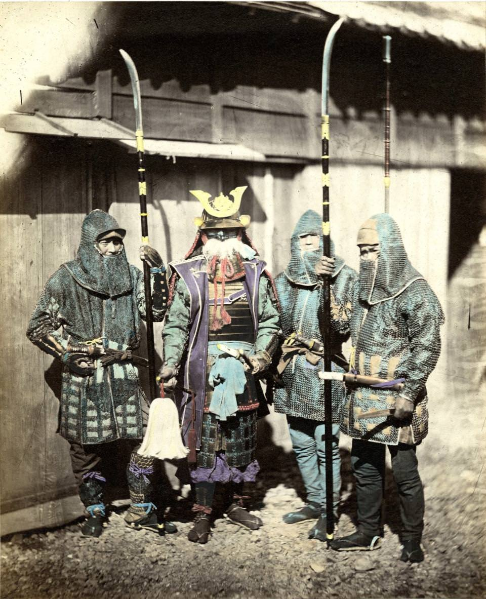 Một trong những Samurai cuối cùng - Kubota Sentarô mặc áo giáp đứng cùng binh lính của mình tại Yokohama, năm 1864. Vào năm 1868, khi nền kinh tế Nhật Bản bước vào giai đoạn toàn cầu hóa, chính phủ đã bãi bỏ tầng lớp võ sĩ đạo ngay sau đó dẫn đến việc nhiều samurai không thể hoặc không muốn thích nghi với cấu trúc xã hội mới.