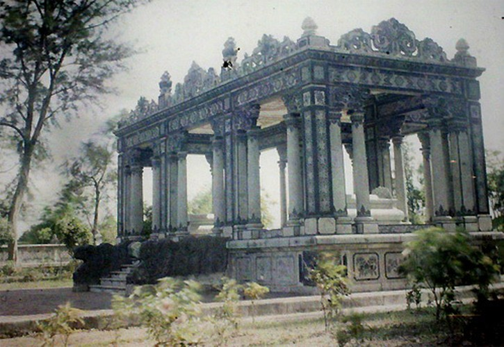 Ảnh lăng mộ Hoàng Cao Khải ở ấp Thái Hà. Ngày nay, nơi đây chỉ còn là phế tích.