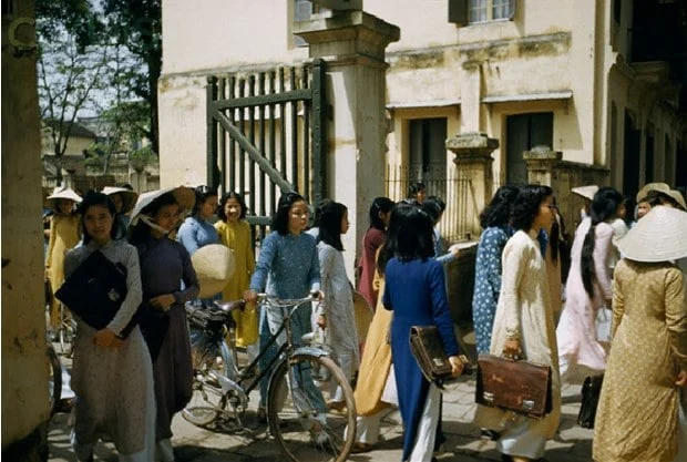Sinh Viên Hà Nội tan trường năm 1952.