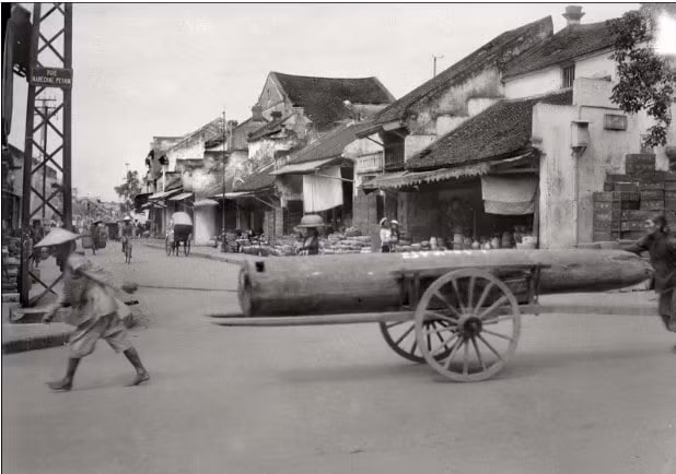 Thập niên 30 thế kỷ trước - Ngã tư Nguyễn Hữu Huân.