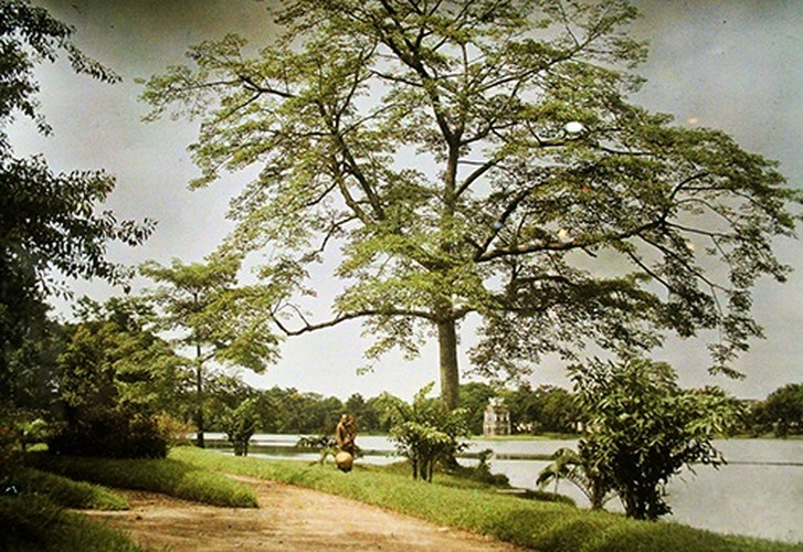 Một bức ảnh về Hồ Gươm với con đường đất bao quanh. Thật là một hình ảnh khác biệt với những con phố nhộn nhịp, sầm uất bên Hồ Gươm hiện tại. Duy chỉ có Tháp Rùa là vẫn thế.