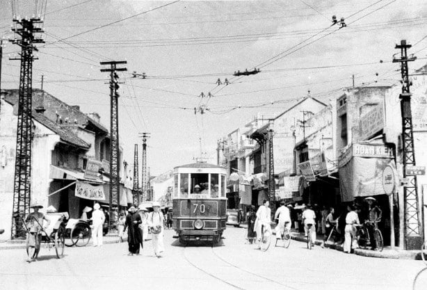 Tàu điện phố Hàng Đào - 1940.