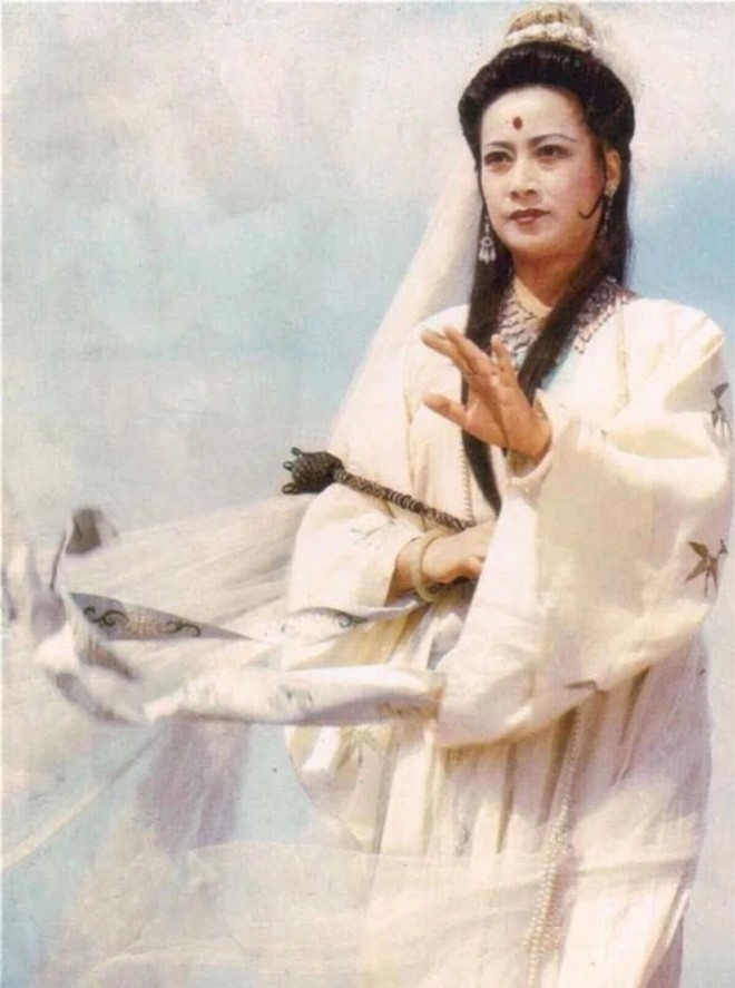 Sa Tăng trước kia vốn là Quyển Liêm Đại Tướng trên Thiên giới, hộ vệ ở Linh Tiêu Điện. Tuy nhiên, do một lần vô tình làm vỡ chén Lưu Ly của Ngọc Hoàng, Sa Tăng đã bị trừng phạt, đày xuống trần gian.