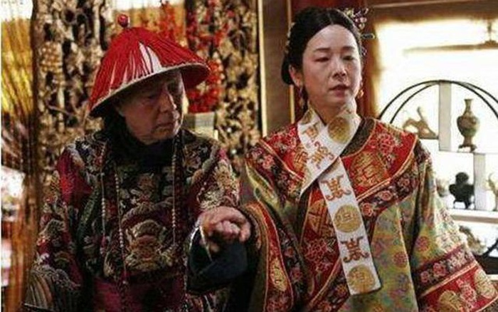 Thật vậy! Mặc dù có Lý Liên Anh bầu bạn và cuộc sống sung túc, nhưng có lẽ vẫn không thể khỏa lấp sự cô đơn và trống rỗng trong tâm trí của Từ Hi Thái Hậu.