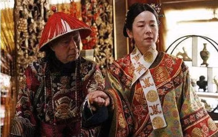 Thật vậy! Mặc dù có Lý Liên Anh bầu bạn và cuộc sống sung túc, nhưng có lẽ vẫn không thể khỏa lấp sự cô đơn và trống rỗng trong tâm trí của Từ Hi Thái Hậu.