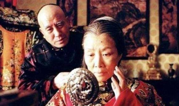 Nhiều thông tin truyền miệng rằng Từ Hi Thái Hậu "bao nuôi" rất nhiều tình nhân trong cung, mãi đến khi có tuổi, giường của bà cũng không thể thiếu đi hơi ấm nam nhân. Nhưng tất cả những điều này lại không được chứng thực. Sau sự sụp đổ của nhà Thanh, bí mật cuối cùng đã được tiết lộ. Một thái y trong cung đã nói ra bí mật trước khi qua đời.