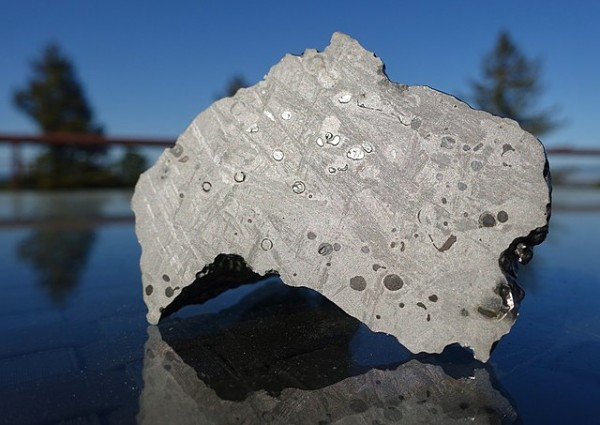 "Các vật thể đến từ vành đai tiểu hành tinh (nằm giữa quỹ đạo của Sao Hỏa và Sao Mộc) và có lẽ đã rơi xuống lớp băng xanh ở Nam Cực vài chục nghìn năm trước", nhà khoa học thám hiểm Ryoga Maeda, một nghiên cứu sinh tiến sĩ tại Đại học Tự do Brussels, Bỉ nói với trang tin Bỉ The Brussels Times.