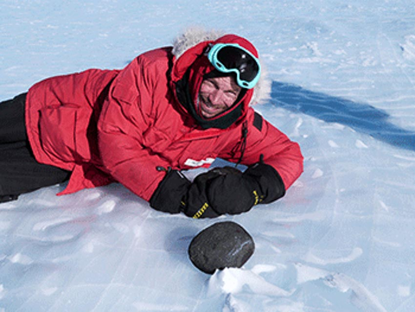 Thiên thạch bí ẩn được xác định là cổ xưa hơn cả Mặt Trời, được làm nên từ những vật liệu sơ khai của thiên hà Milky Way. Thứ đáng chú ý nhất là Asuka 12236 giống như một "quả bom sự sống": nó dày đặc axit amin, một dạng "khối xây dựng sự sống" cơ bản nhất. Với tuổi đời hàng tỉ năm của thiên thạch, nó có thể là những axit amin lâu đời nhất được tìm thấy.