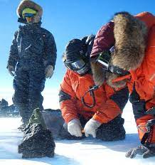 Cách đây không lâu, một nghiên cứu dẫn đầu bởi trung tâm Hàng không Vũ trụ Goddard (NASA) cho thấy thiên thạch mang tên Asuka 12236 rơi xuống Nam Cực là một "viên nang thời gian" chứa đựng vô số thông tin về sự hình thành của Hệ Mặt Trời và các "khối xây dựng sự sống" sơ khai.