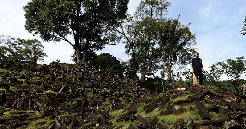 Các chuyên gia cho rằng, Gunung Padang là kim tự tháp cuối cùng ở Đông Nam Á. Bên dưới nền đất đắp cao có thể ẩn chứa vô số căn phòng, tầng hầm, hệ thực vật dày đặc phát triển trên nền di tích này suốt nhiều thế kỷ.