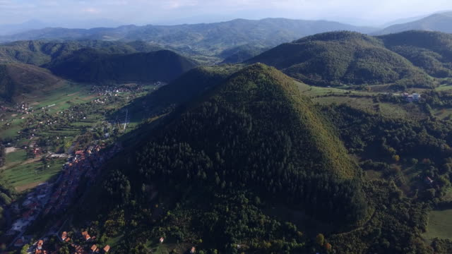 Indonesia được biết có 147 núi lửa và 76 trong số đó là núi lửa đang hoạt động và trải dọc các đảo Java, Lesser Sunda, Sumatra và Celebes. Đặc điểm của núi lửa Indonesia khá độc đáo về quá trình hình thành. Nhà nghiên cứu núi lửa Sutikno B Toronto nói Gunung Padang đơn giản là cổ của một ngọn núi lửa gần đó, không phải là một kim tự tháp cổ đại.