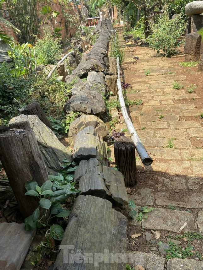 Ngoài ra, anh Thành còn có hàng chục cổ vật thuộc bộ đá như đàn, đá bazan trụ, thạch anh hồng và trắng… Cùng với đó, là bộ văn hóa Tây Nguyên: nhà sàn của người Êđê, ghế Kpan, chiêng ché, dường, vòng đeo tay, cổ của phụ nữ… (Ảnh: Tiền phong)