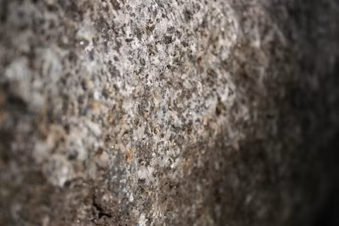 Chuông đá được ông Thành tìm thấy tại huyện Lắk cách đây 12 năm, trên thân đá thấy có những hạt vàng nhỏ bám dính vào. Vàng ở chiếc chuông đá này thuộc loại vàng sa khoáng chứ không phải vàng gốc. Khi trời nắng, những vảy vàng phản sắc óng ánh trông rất đẹp mắt. (Ảnh: Vietnamnet)