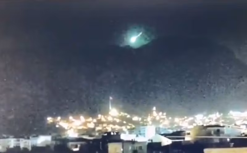 Đáng chú ý, giới chức Thổ Nhĩ Kỳ đã bác bỏ tin đồn cho rằng ánh sáng xanh bí ẩn xuất hiện trên bầu trời là nguyên nhân gây ra động đất.