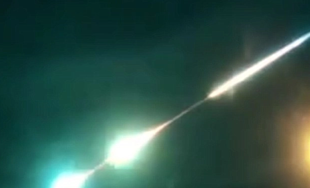 Bà Hala Hassan, Giám đốc Viện nghiên cứu địa chấn cấp cao thuộc Đại học Damascus nói với đài phát thanh Sham FM rằng không thể giải thích về ánh sáng xanh này, nhưng lưu ý có sự thay đổi trong điện trường và từ trường của bầu khí quyển trước khi xảy ra động đất.